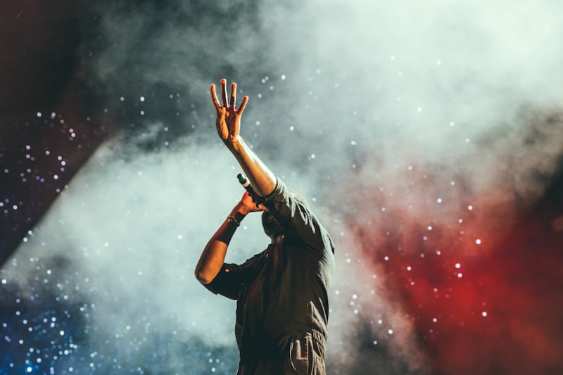 Headliner live performance